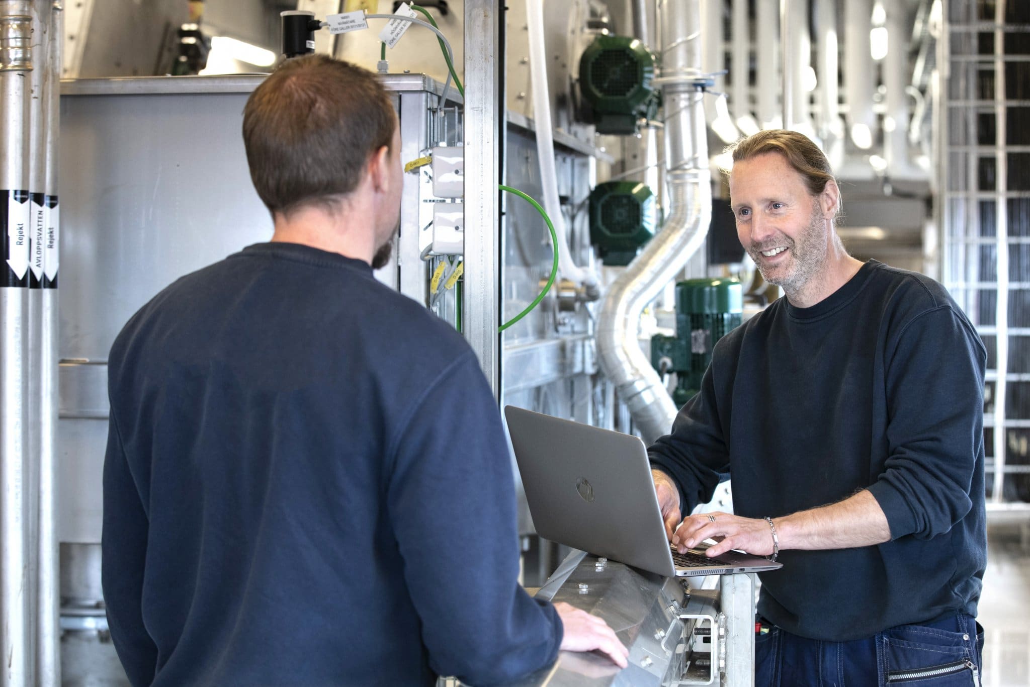 Fotografering till Norrtälje Vatten och Avfall.
Janne Eriksson och Martin Hasselgren jobbar som tekniker. Här på Kappelskärs avloppsreningsverk.
Foto: Per Groth