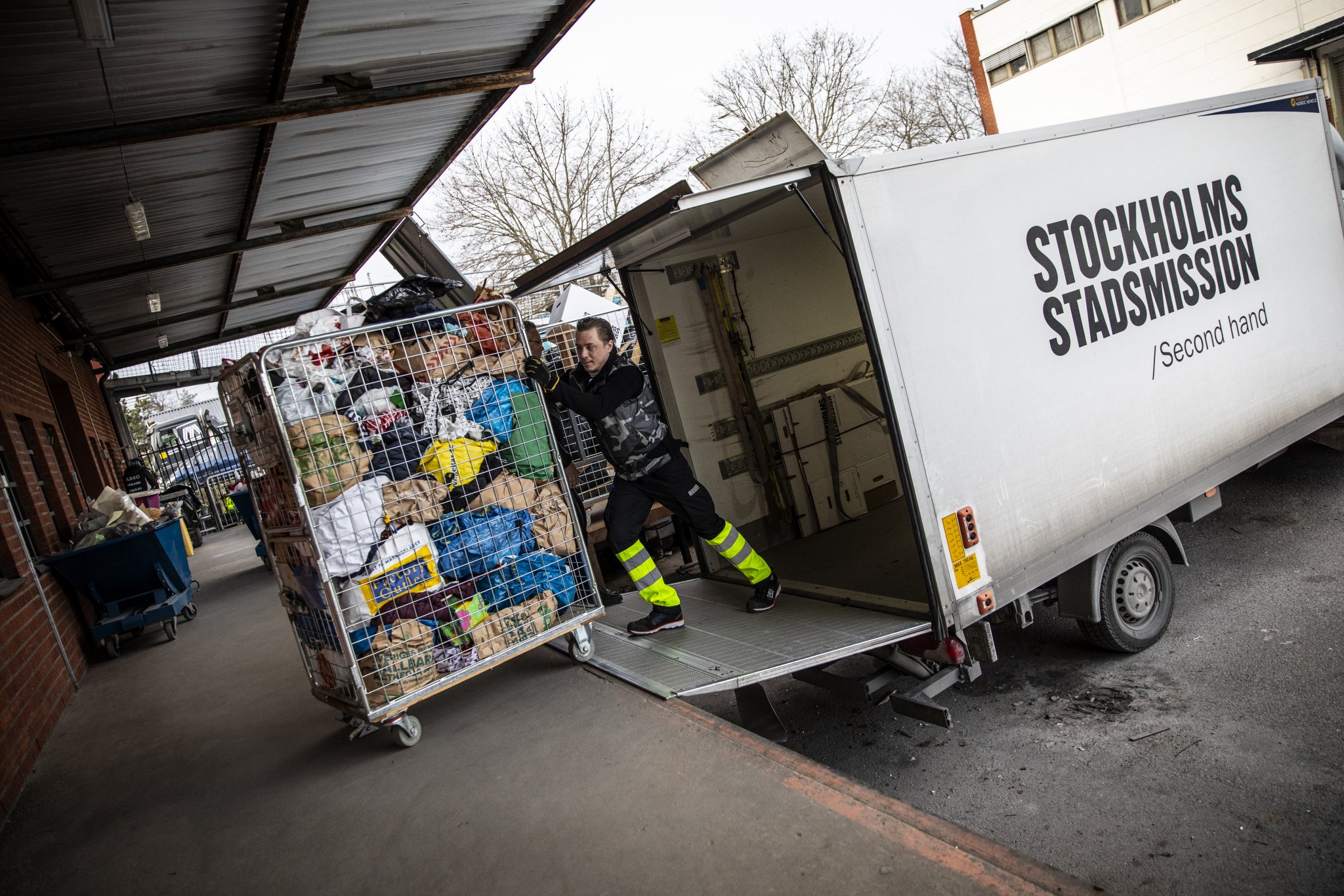 Stadsmissionen anländer till centrallagret för sortering av gåvor. Stadsmissionen anländer till centrallagret för sortering av gåvor.