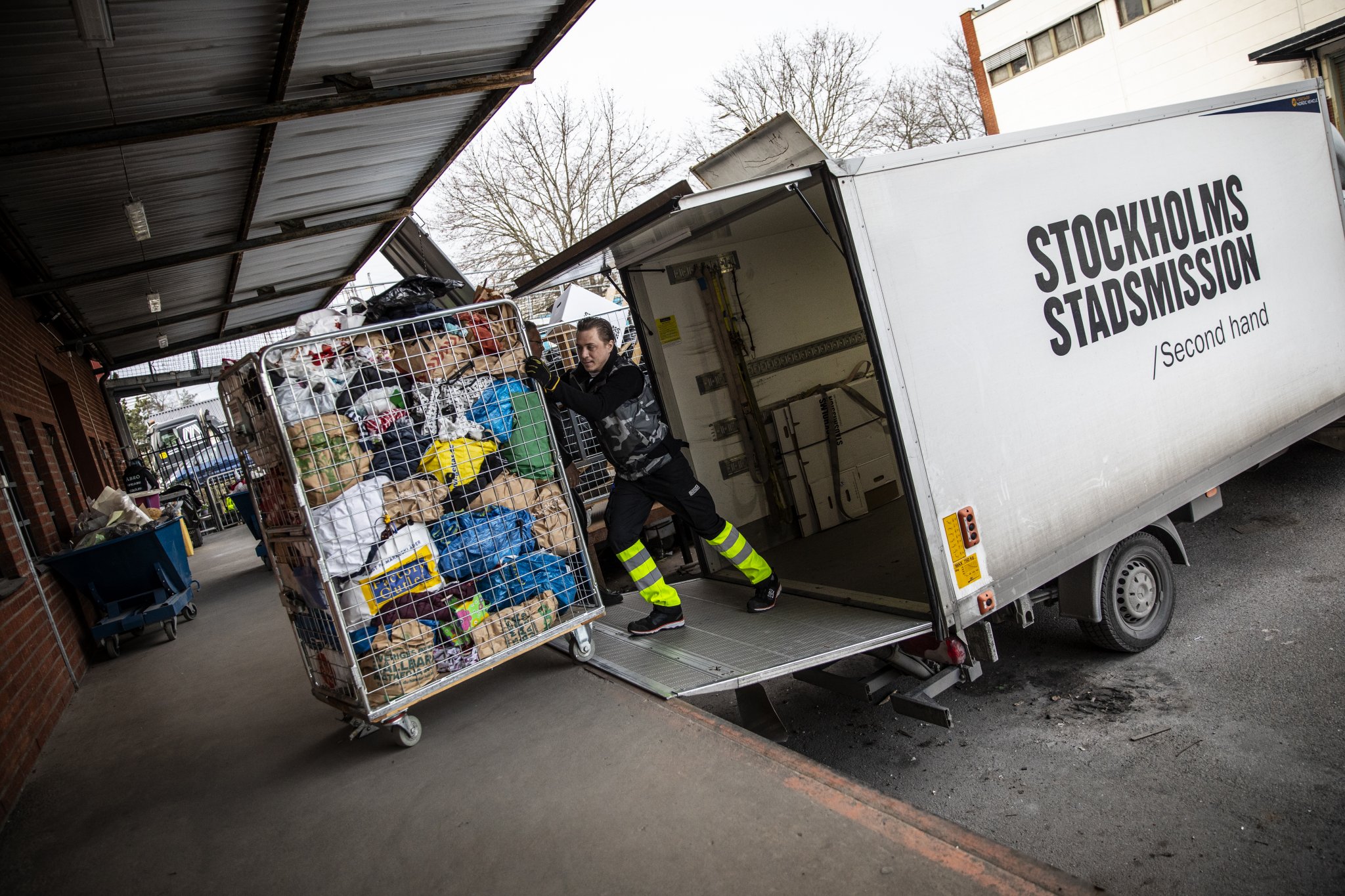 Stadsmissionen anländer till centrallagret för sortering av gåvor.