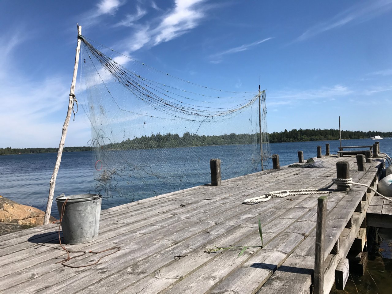 brygga där det hänger nät