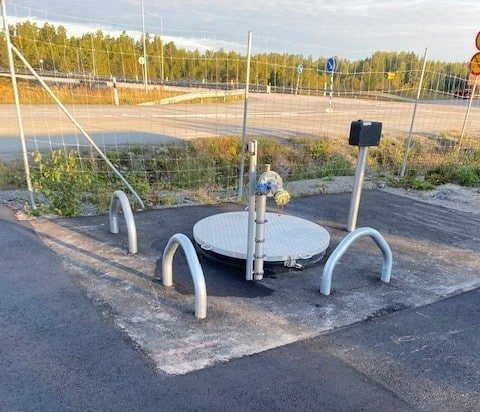 vattenkiosk i form av rör och kranar