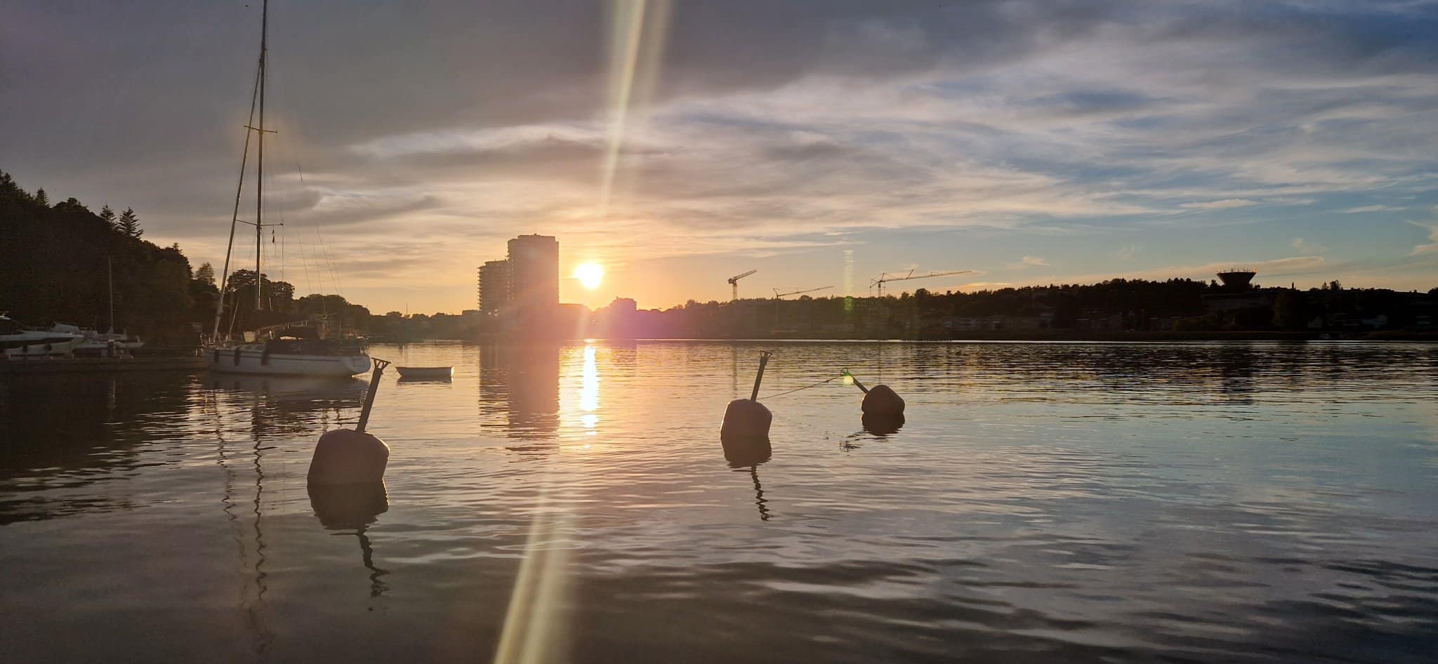 Kvällssol över Norrtäljeviken med stadens siluett i bakgrunden.