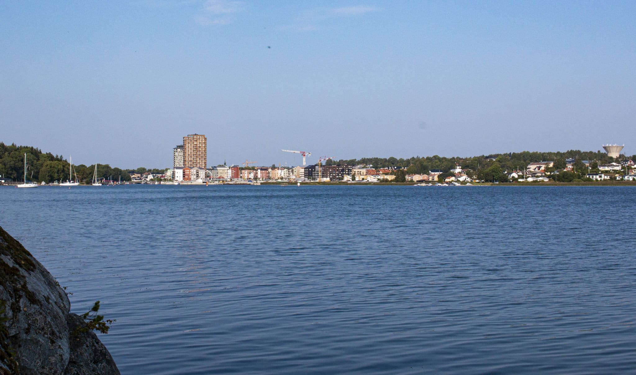 Norrtäljeviken med staden i bakgrunden.