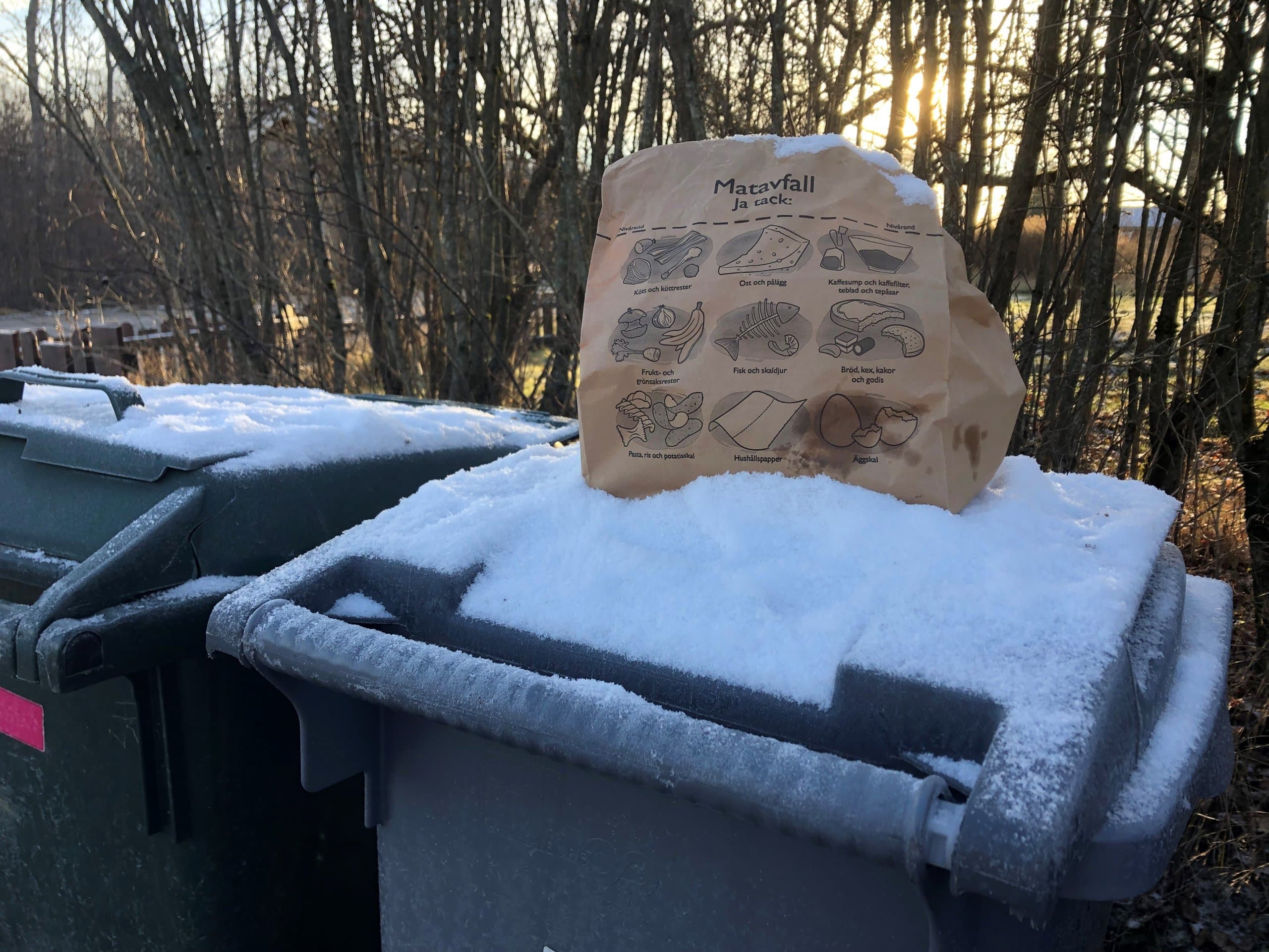 Matavfallspåse på tunna med snö.
