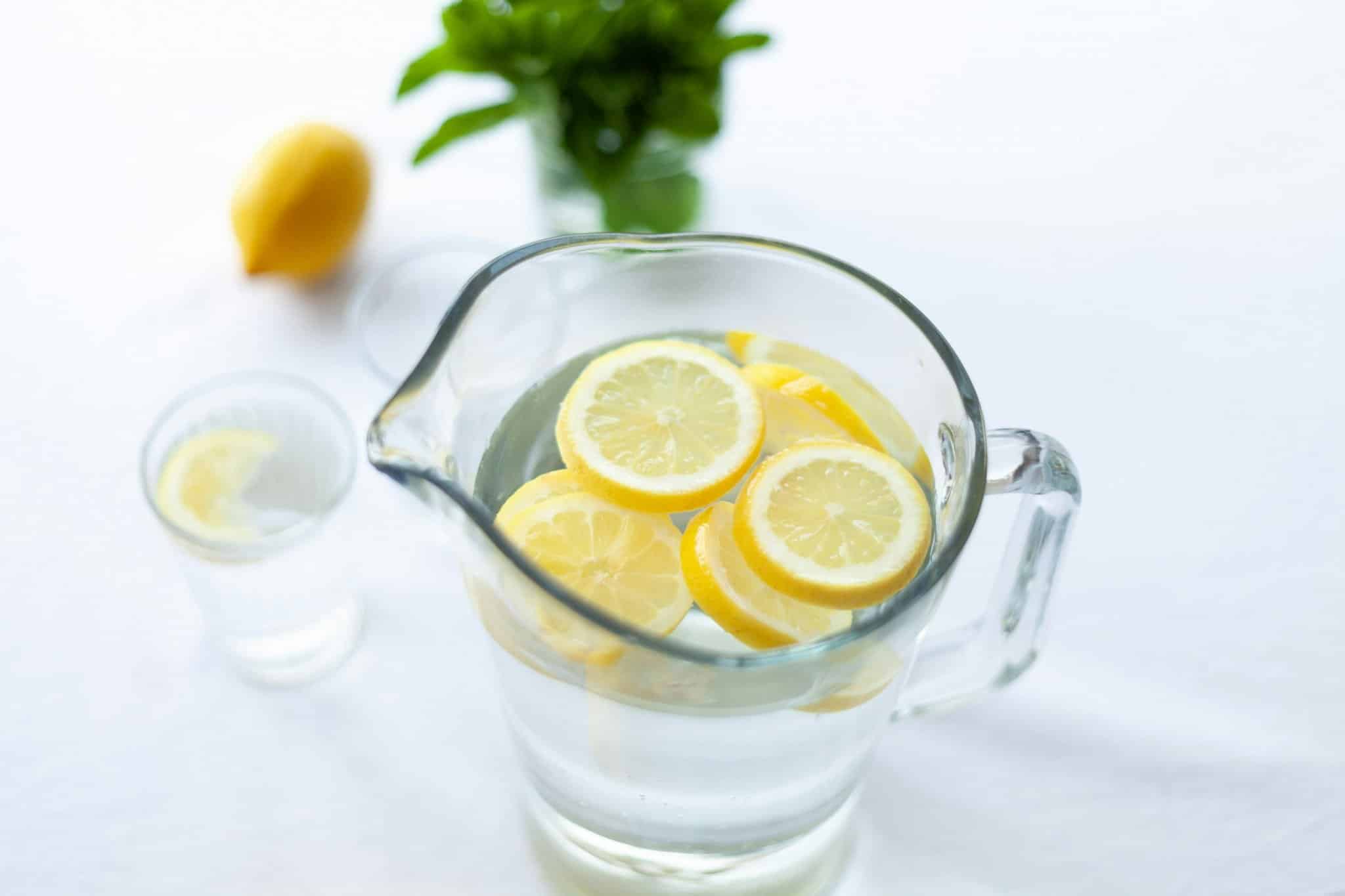 Tillbringare med citronvatten