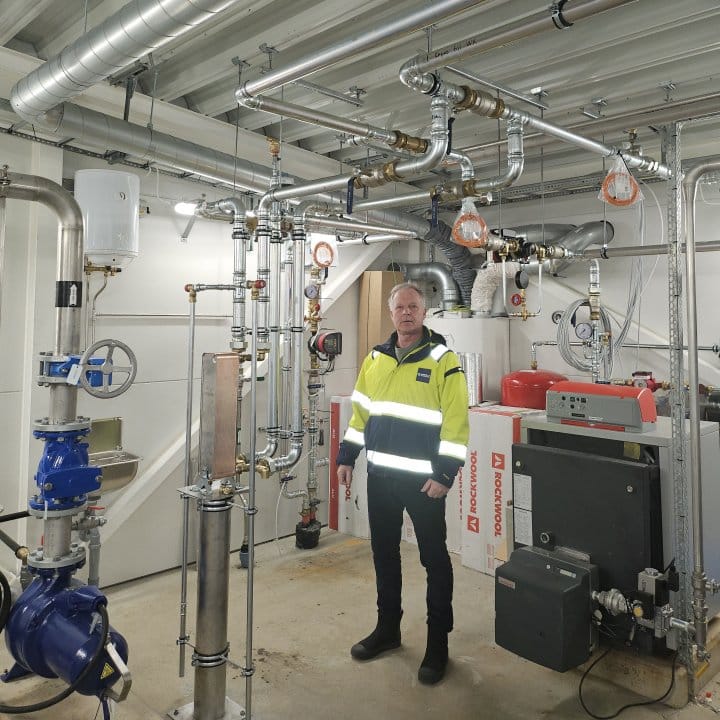 Man i varselkläder visar upp Rimbo avloppsreningsverk