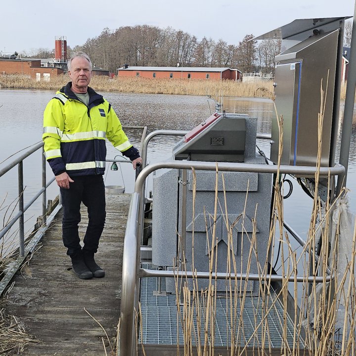 Man i varselkläder visar upp Rimbo avloppsreningsverk