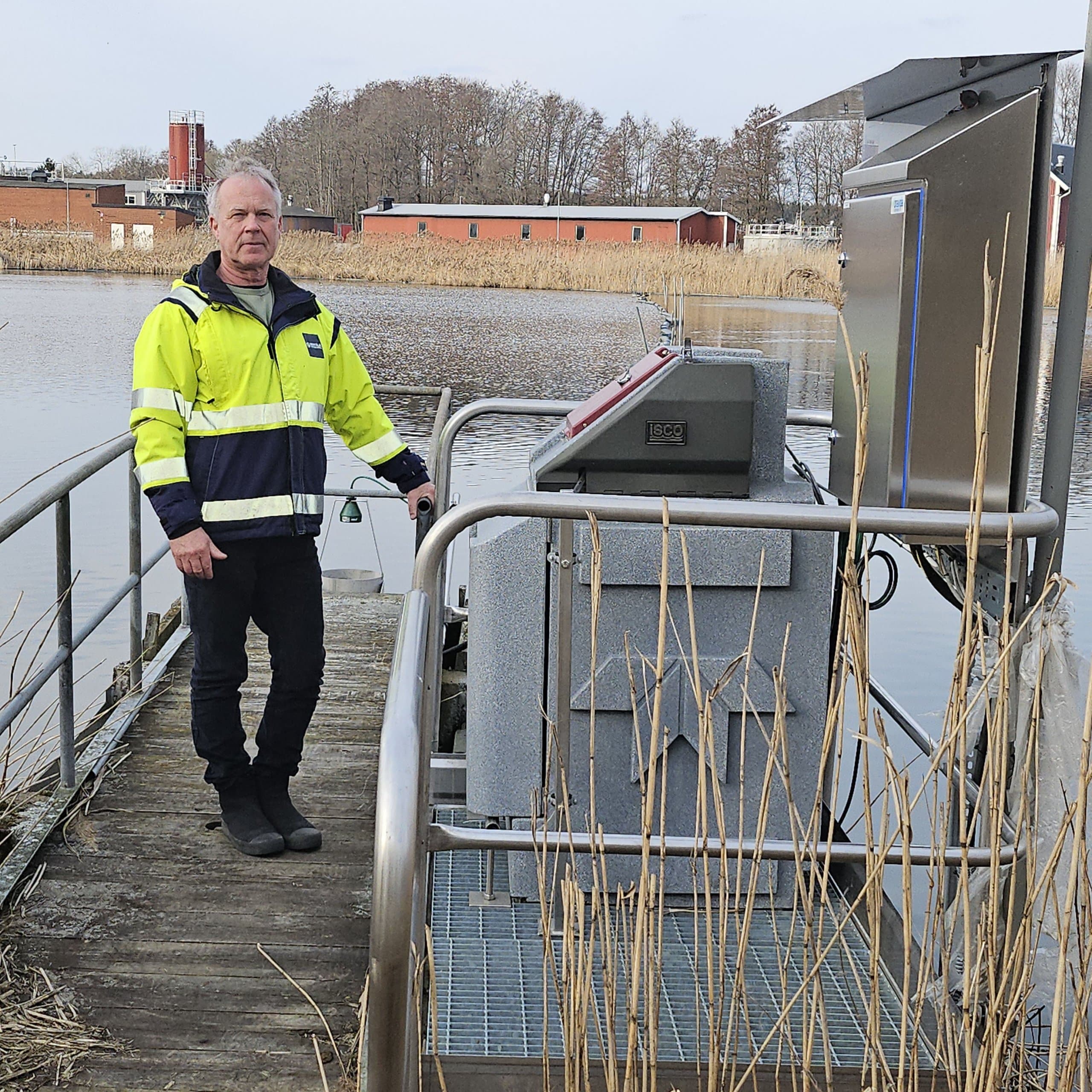 Man i varselkläder visar upp Rimbo avloppsreningsverk