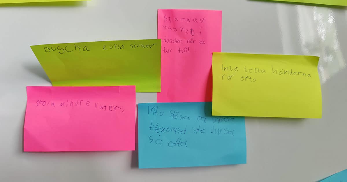 Olikfärgade post-it-lappar med barns handstil.