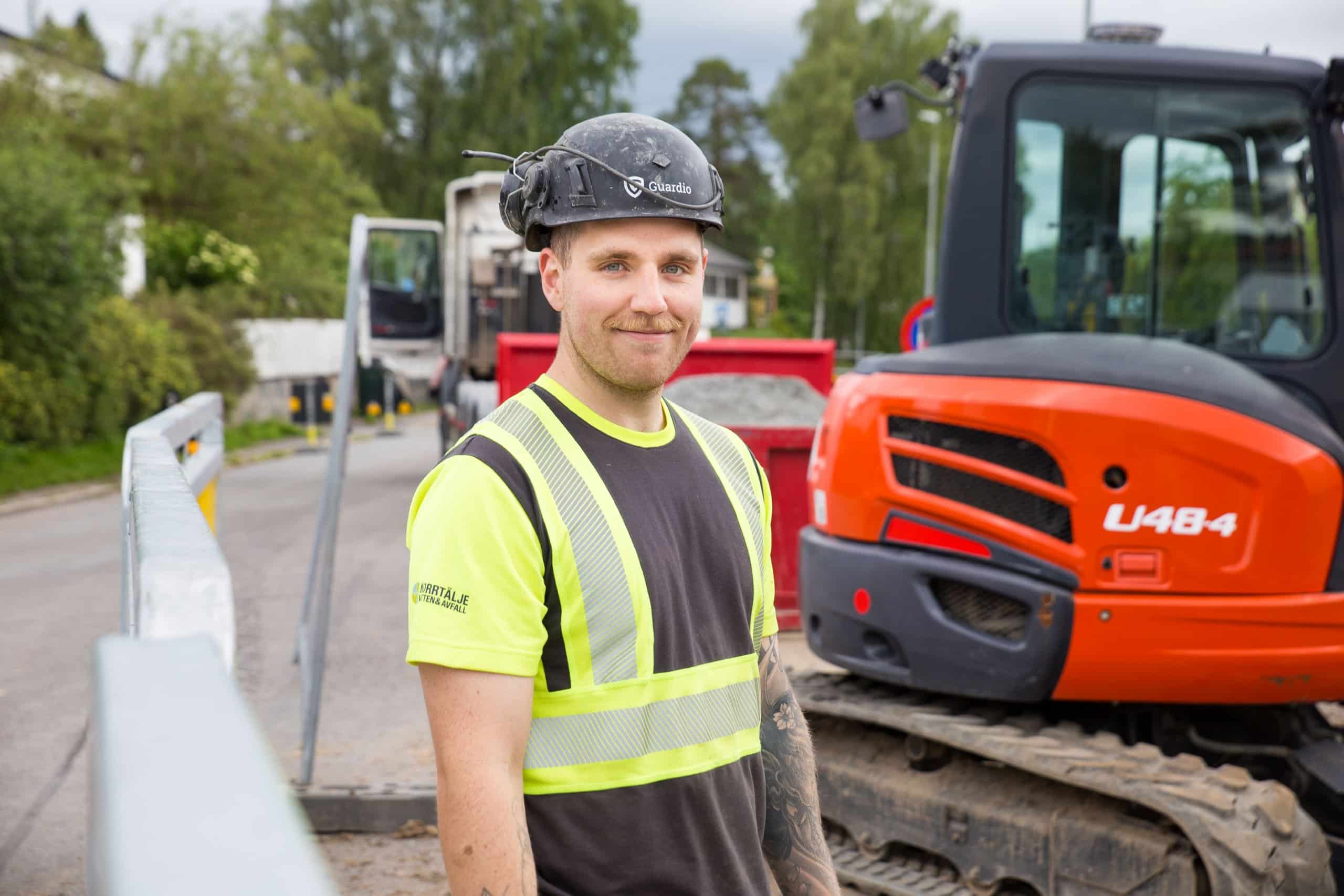Drifttekniker med varselkläder och hjälp står på arbetsplats