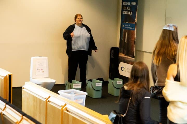 Emma visar bajsbasket