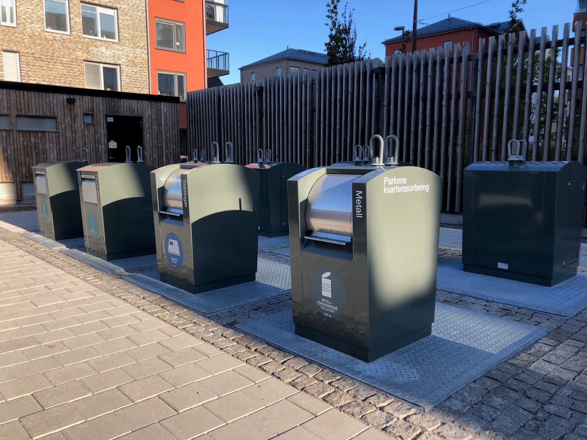 Sorteringsbehållare vid Parkens kvarterssortering i Norrtälje Hamn
