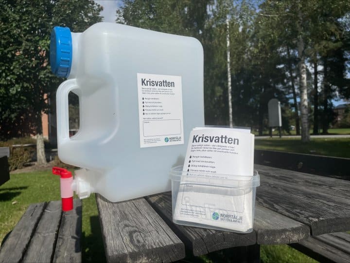 Krisvattendekaler på och bredvid vattendunk